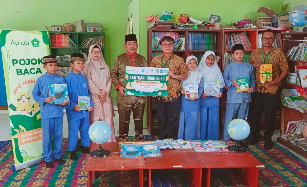 APICAL Salurkan Ratusan Buku ke Tiga Sekolah Dasar di Dumai