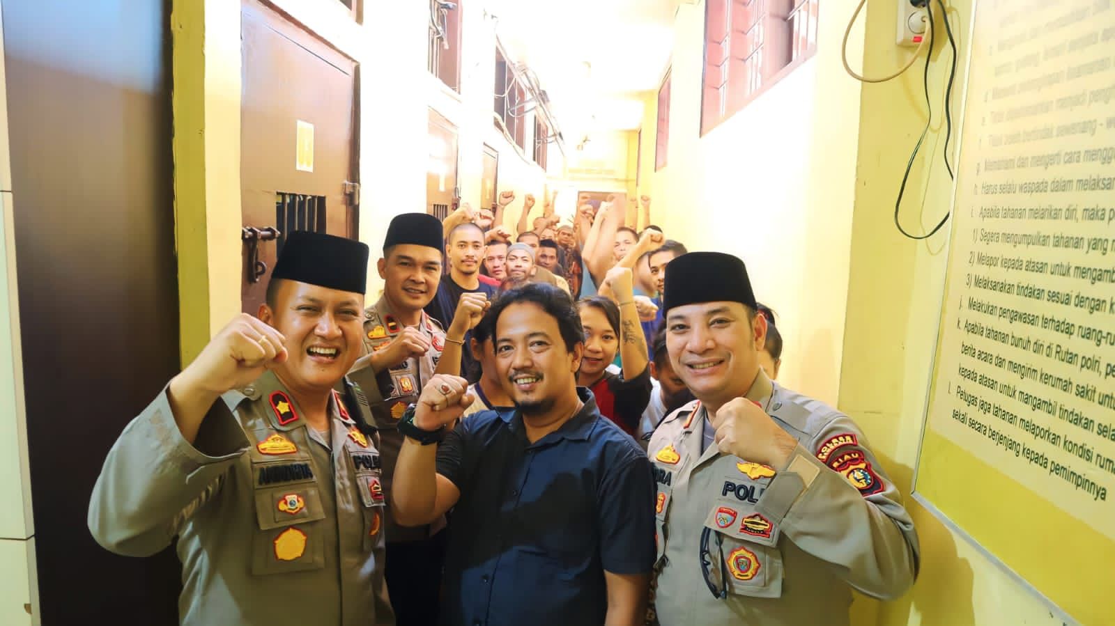 Beri Motivasi Positif, Kapolres Bengkalis AKBP Indra Wijatmiko, S.I.K Kunjungi Dan Makan Siang Bersama Para Tahanan