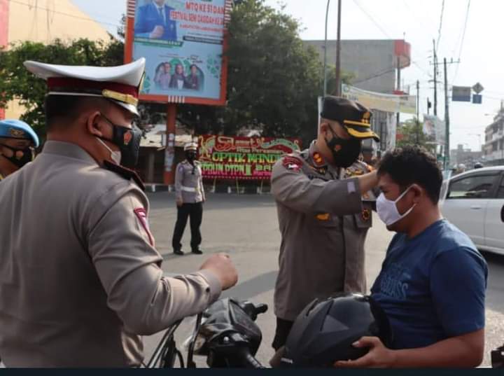 Kapolres Labuhanbatu Membagikan Masker Kepada Pengguna Jalan