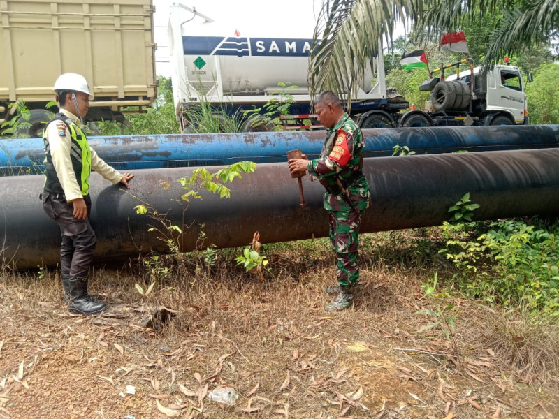 Serka Suandi Pimpin Patroli Pengecekan Pipa Minyak di Bukit Batrem, Dumai Timur