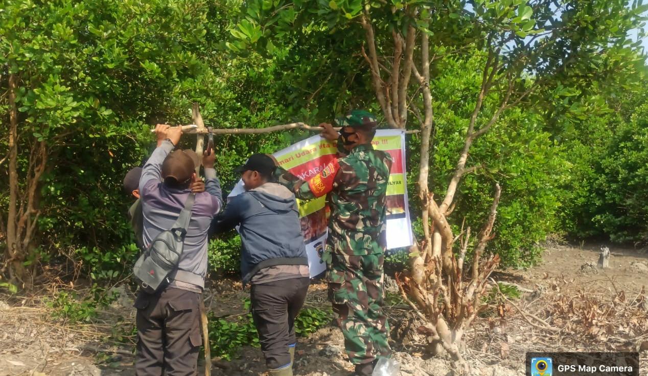 Cegah Karhutla, Babinsa Kelurahan Batu Teritip Pasang Spanduk