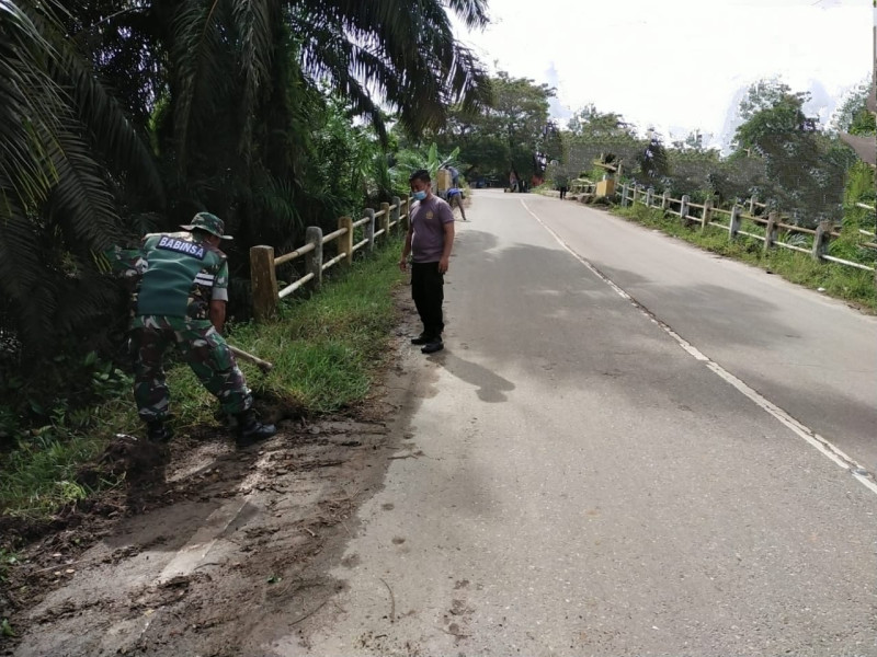 Serka Khorianto Pimpin Gotong Royong Bersihkan Jalan Mampu Jaya di Tanjung Penyembal