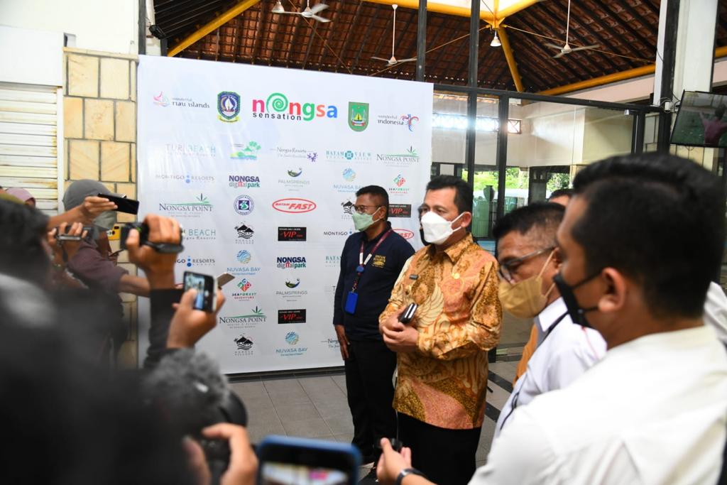 Gubernur Kepri Sambut Wisman Pertama di Nongsapura dari Singapura