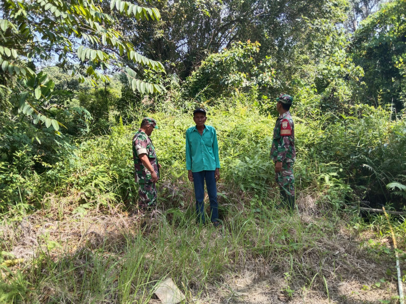 Patroli Rutin Babinsa Koramil 06/Merbau Cegah Kebakaran Hutan di Desa Kudap