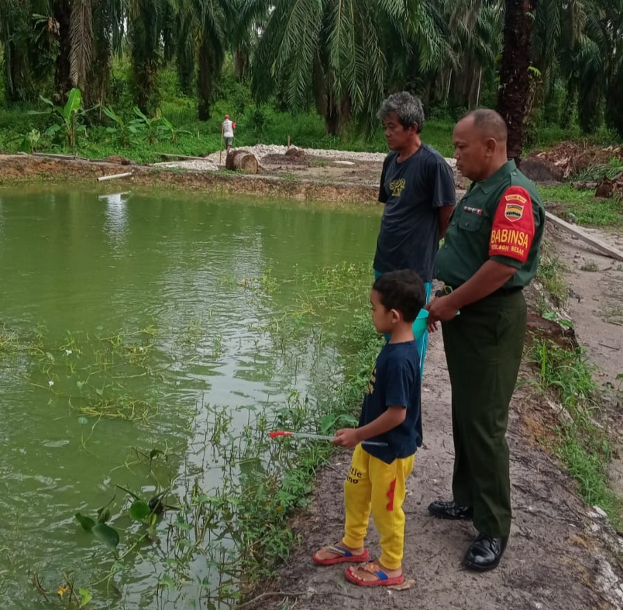 Sertu Sareh Sambangi Peternak Ikan Nila