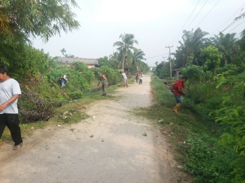 Sertu Nono Laksanakan Gotong Royong Bersama Masyarakat dan Pihak Kelurahan