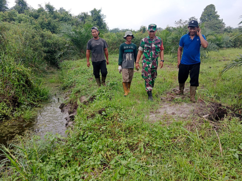 Patroli dan Sosialisasi Oleh Babinsa Koramil 03 SS Mencegah Karhutla