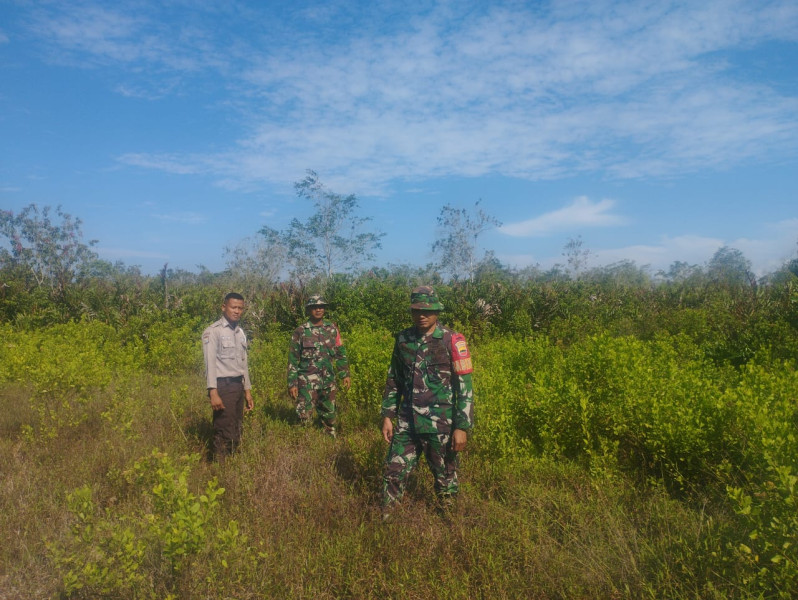 Serka Eri Efrianto dan Serda K Sinaga Melaksanakan Patroli dan Sosialisasi Cegah Karhutla