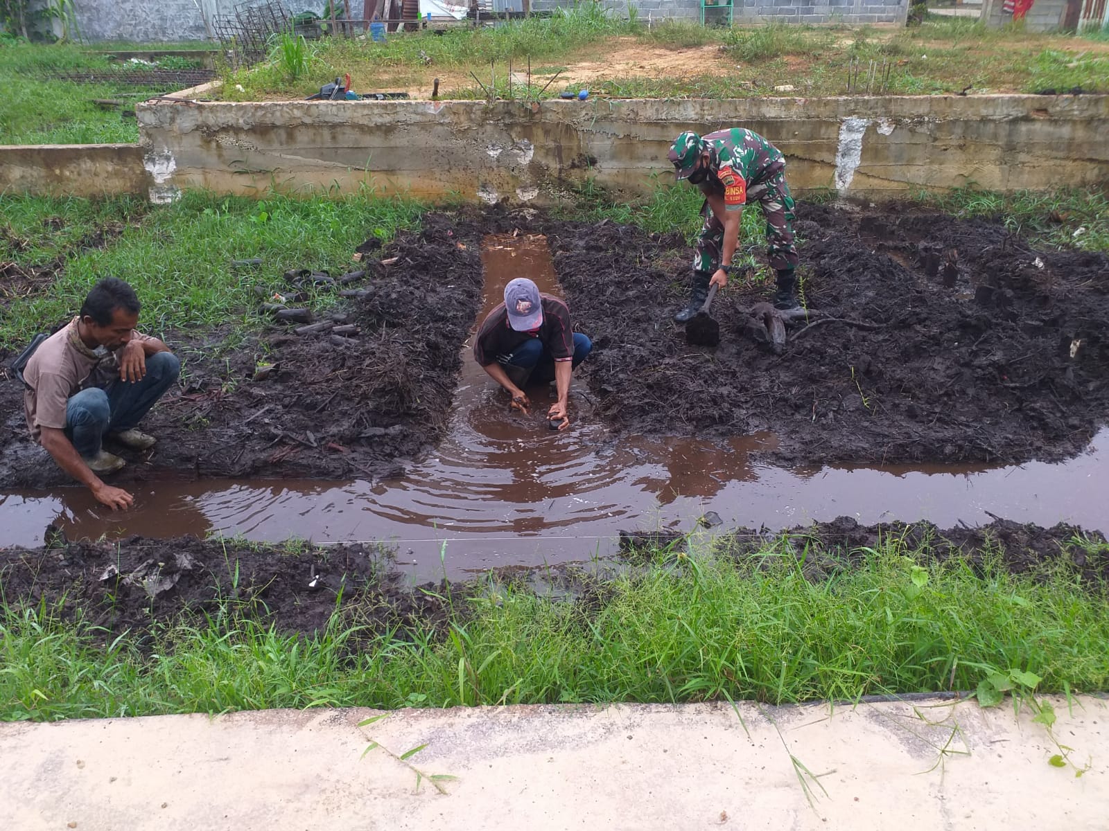 Cegah Banjir, Sertu Sugianto Bantu Masyarakat Bangun Selokan