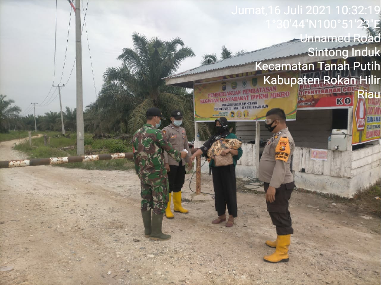 Babinsa Koramil 02/TP Laksanakan PPKM demi Tingkatkan Kenyamanan Karyawan Perkebunan