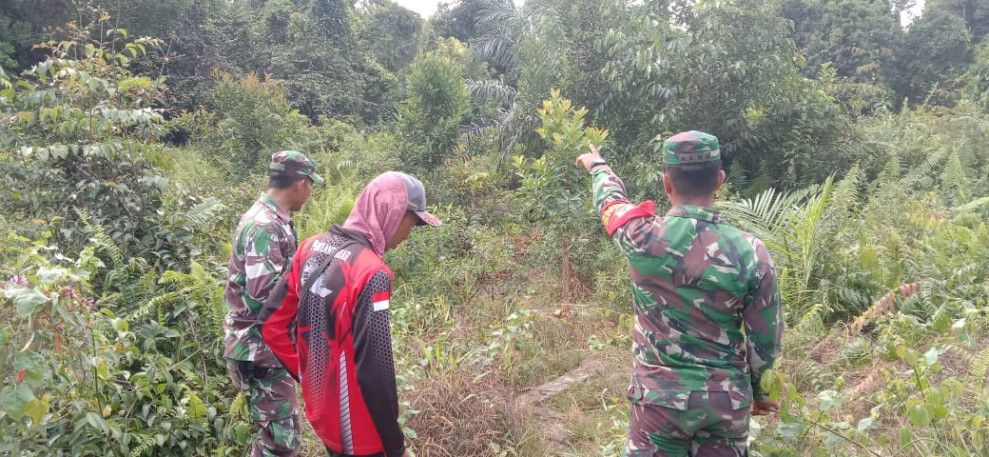 Patroli dan Komsos Babinsa Koramil 06/Merbau: Mencegah Karhutla di Desa Tanjung Padang