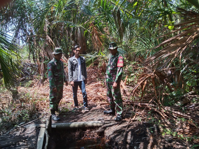 Kegiatan Patroli Babinsa di Desa Dedap, Upaya Tangkal Karhutla