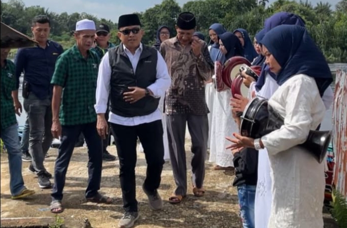 Dani M Nursalam Disambut Alunan Kompang di Desa Pungkat