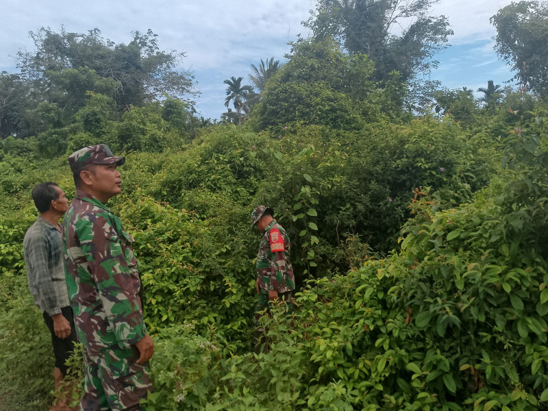 Babinsa Koramil 06/Merbau Gelar Patroli dan Komsos Karhutla di Desa Semukut