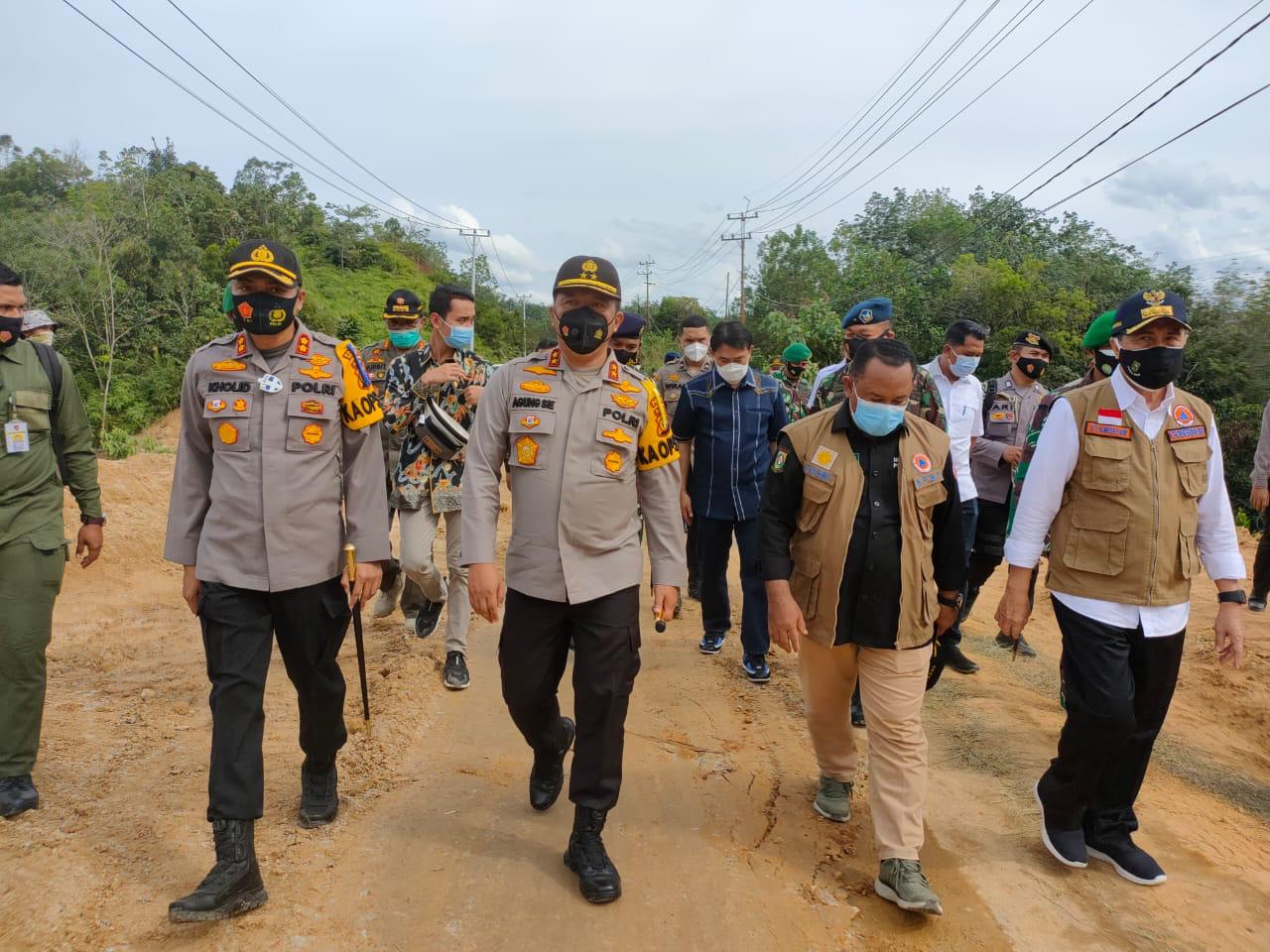Kapolda Riau Saat Tinjau Posko Terpadu Chek Point Perbatasan Riau-Sumbar Berpesan untuk Tetap Semangat