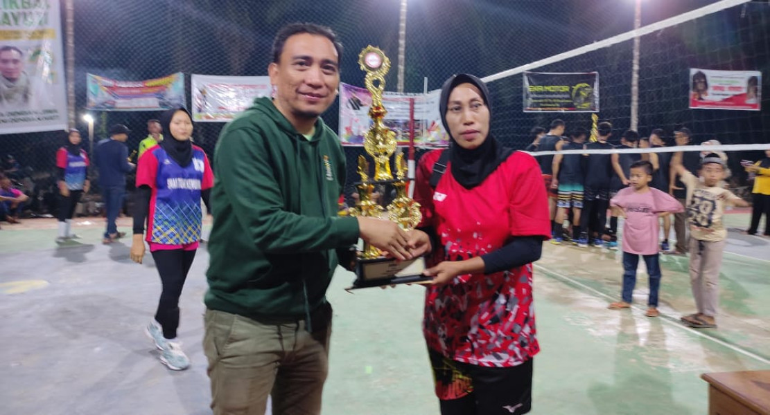 H Ikbal Sayuti Duduk Bersama Masyarakat Saksikan Final Voli Pemuda Kadus Cempaka Cup 1 Desa Kemuning Tua