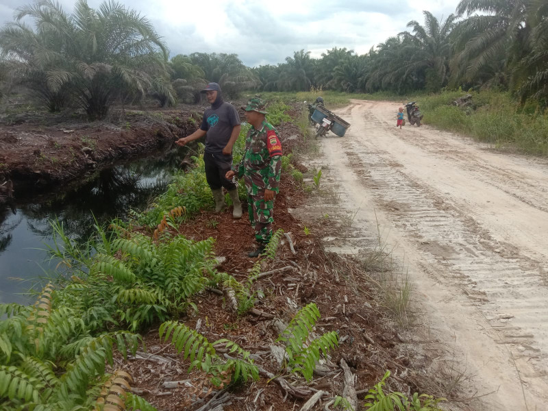 Dengan Tegas, Serda Cerzakatno Melarang Segala Aktivitas Yang Dapat Menimbulkan Kebakaran Hutan dan Lahan