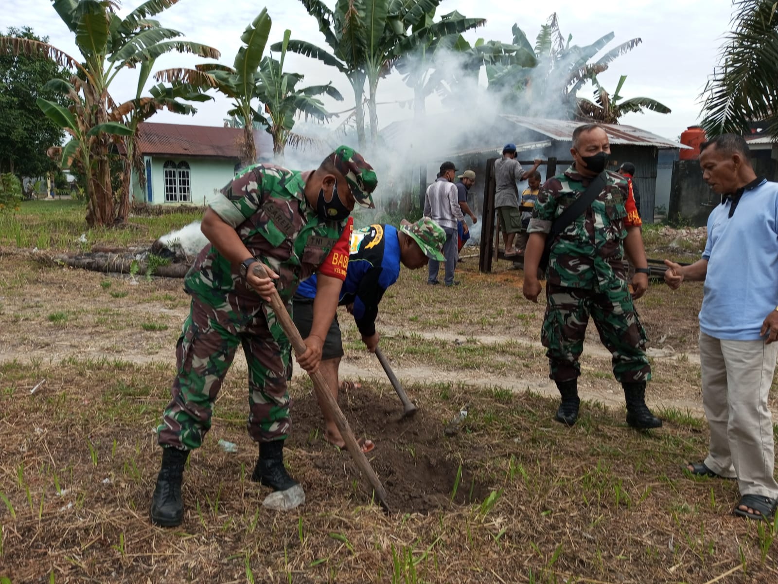 Serma Zul Efendi dan Sertu Sareh Bantu Masyarakat Bangun Sarana Untuk Giat  Kurban