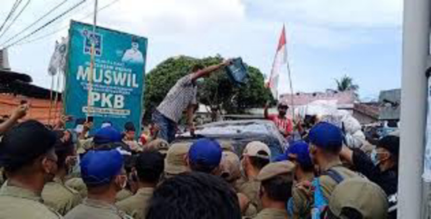 Pemblokiran Jalan, Petugas Satpol PP Serdang Saling Dorong dengan Pedagang