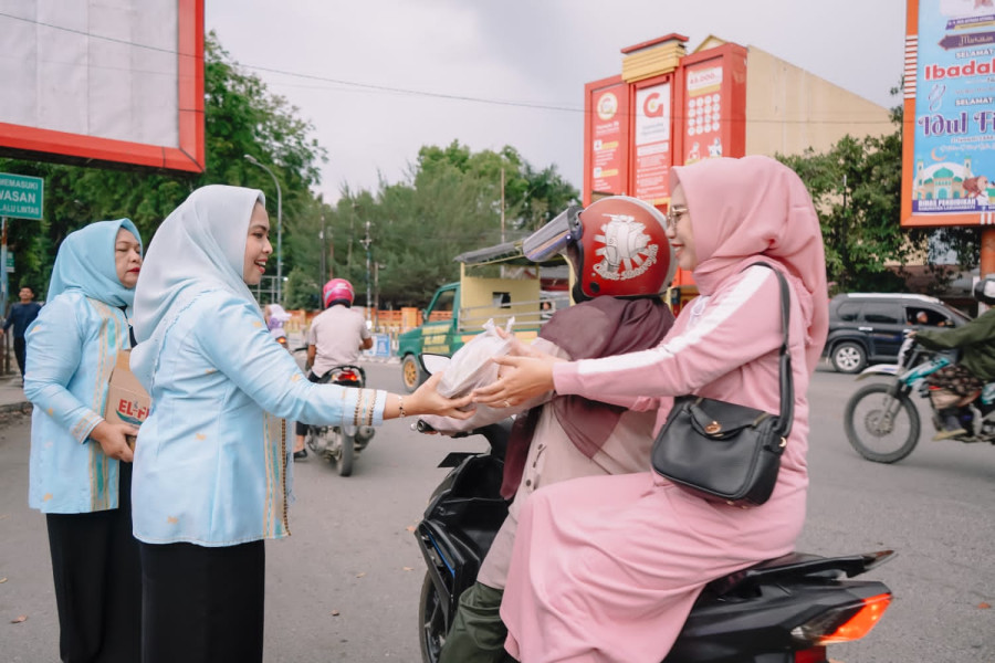 Berbagi Rezeki, Ketua TP.PKK Kabupaten Labuhanbatu Bagikan 500 Bungkus Takjil