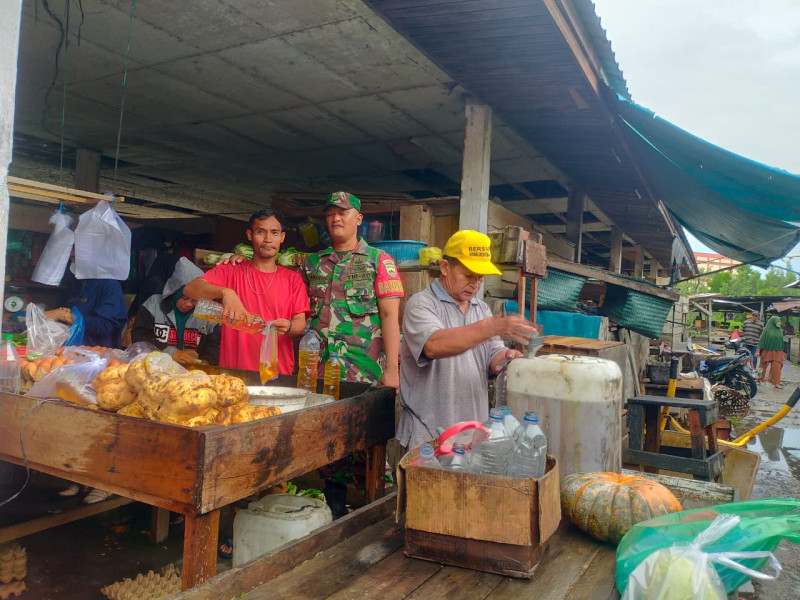 Babinsa Koramil 06/Merbau Jalin Silaturrahmi dengan Pedagang Pasar Suka Ramai