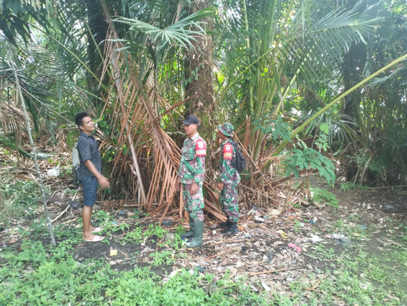 Menjalankan Patroli, Salah Satu Bagian Dari Usaha Babinsa Koramil 06 Merbau Untuk Mencegah Karhutla