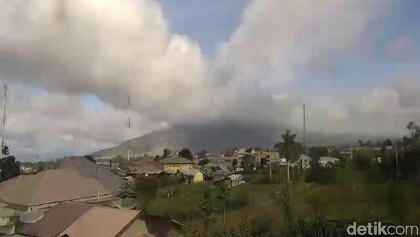 Gunung Sinabung di Sumatera Utara Erupsi Lagi
