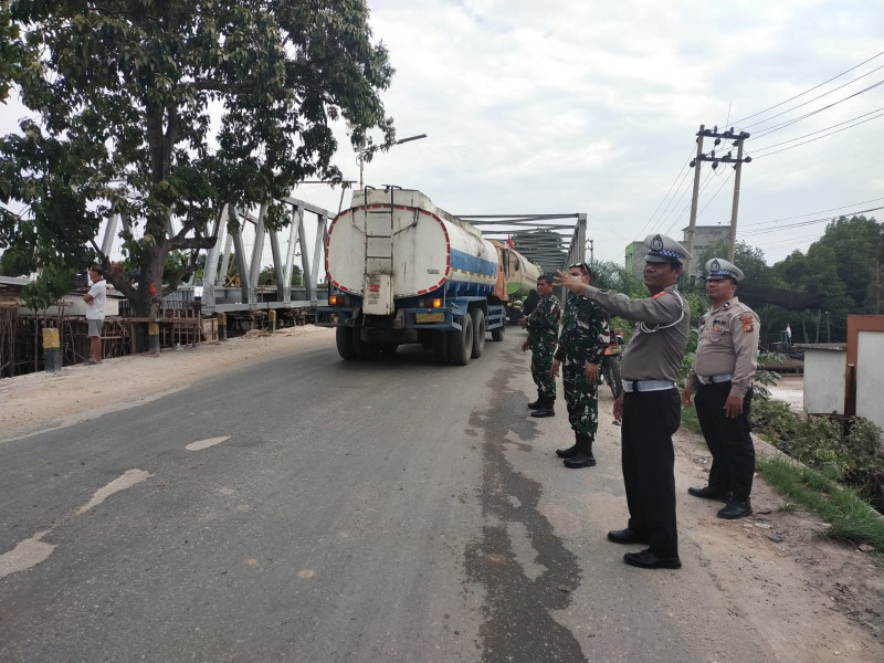 Koptu Erwan dan Sertu Jainal Arifin Pantau Arus Lalu Lintas di Jalan Sungai Masjid