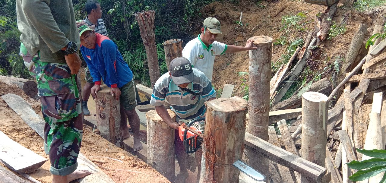 Sinergi Masyarakat Desa Balung Dan Satgas TNI TMMD Membangun 5 Jembatan Penghubung
