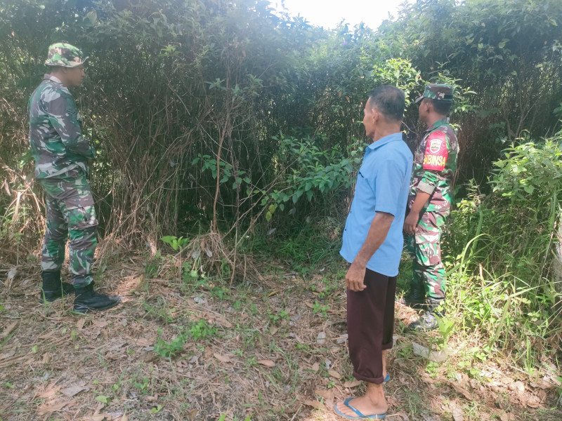 Cegah Kebakaran Hutan, Babinsa Koramil 06/Merbau Ajak Warga Desa Mengkirau Peduli Lingkungan