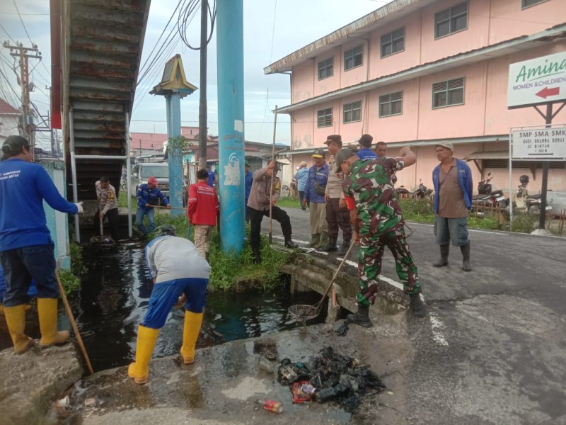 Jaga Lingkungan Sehat, Babinsa dan Masyarakat Dumai Gotong Royong di RT 01 dan RT 02