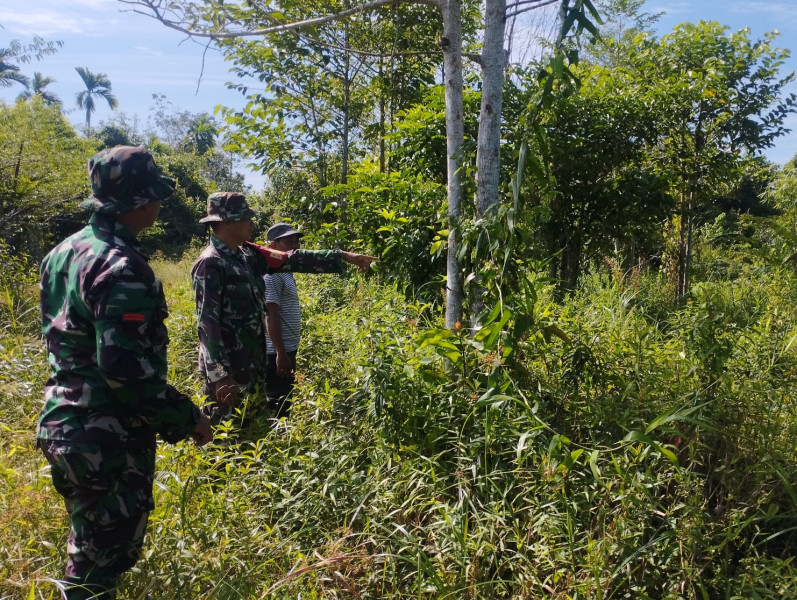 Dua Orang Babinsa Koramil 06 Merbau Temui Masyarakat dan Jelaskan Bahaya Karhutla