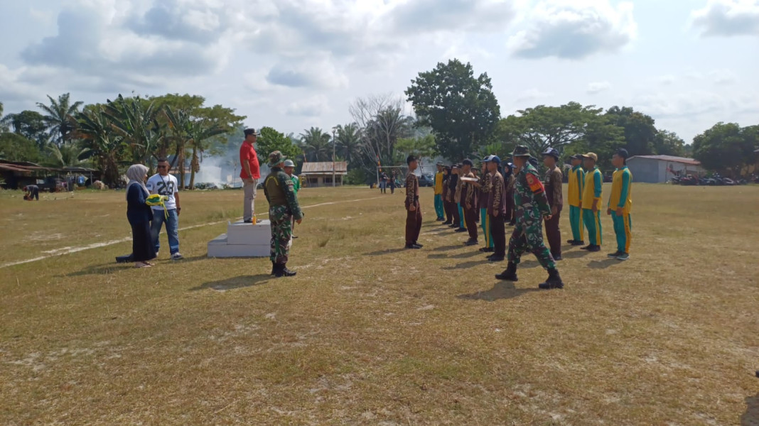 Serka Amri Jhon dan Serka M. Aslim Lubis Latih Paskibra SMAN 7 dan SMPN 12 Dumai Menjelang HUT RI ke-79