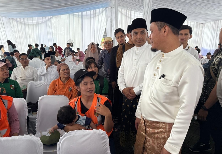 Hari Pertama Idulfitri, Wako Pekanbaru Sambut Silaturahmi Ribuan Masyarakat dan Petugas Kebersihan