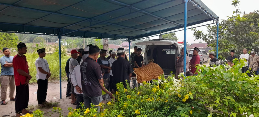 Sedang Berduka, Serka Tomy Mike Kunjungi Rumah Warga