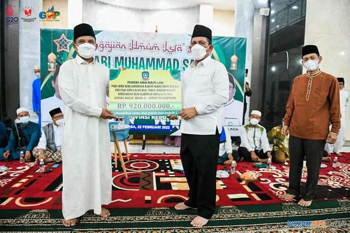 Gubernur Ansar Serahkan Bantuan untuk Masjid Al Uswah Tanjungpinang Rp920 Juta