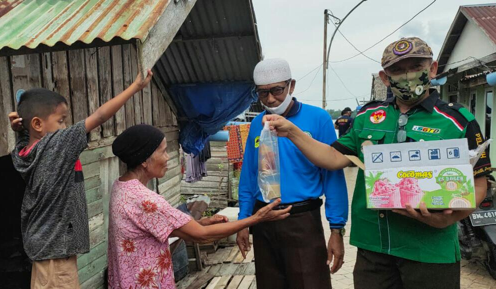 Pramuka dan PSMTI Bagikan Takjil dan Masker untuk Kaum Du'afa