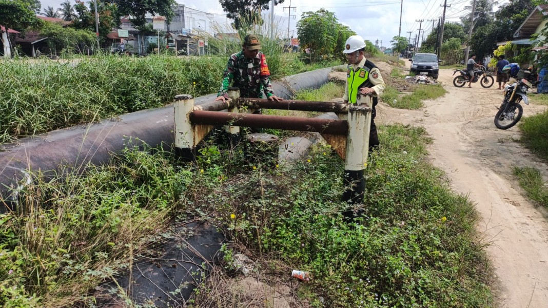 Penguatan Binter, Babinsa Bersama Pertamina Sosialisasi Keamanan Pipa Minyak