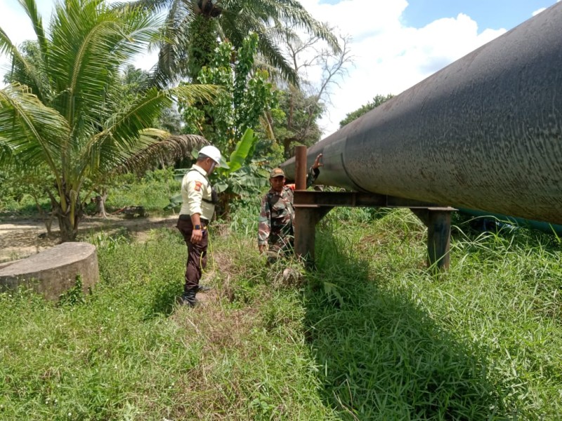 Patroli Bersama Babinsa dan Security Pertamina Pastikan Pipa Minyak Aman