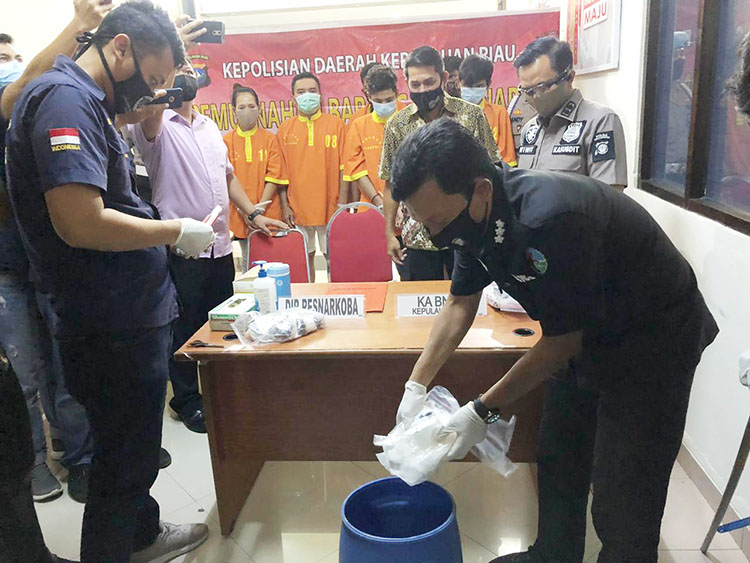 2,15 Kg Sabu Dimusnahkan Polda Kepri