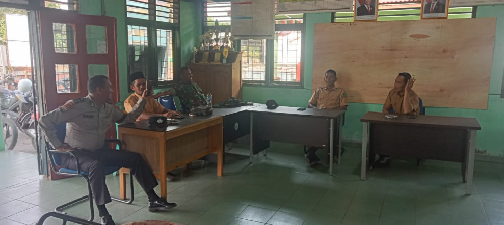Babinsa Perkuat Sinergitas dengan Staf Kelurahan di Kampung Pancasila