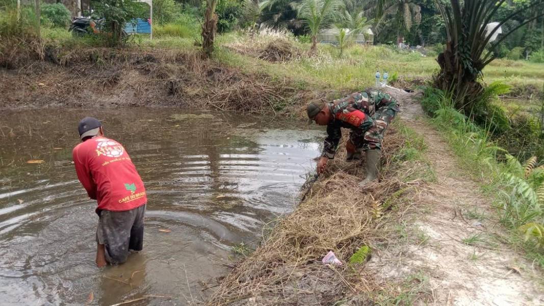 Babinsa Kelurahan Mekarsari Dampingi Petani Kolam Ikan Tingkatkan Produktivitas