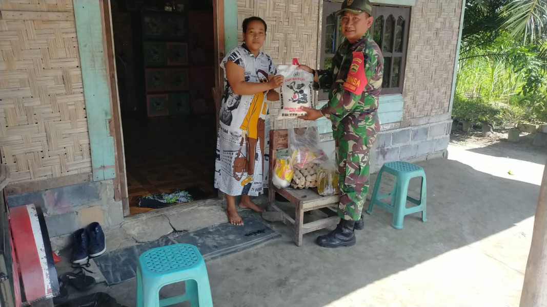 Serda Jumat Desmanto Melaksanakan Giat Babinsa Masuk Dapur