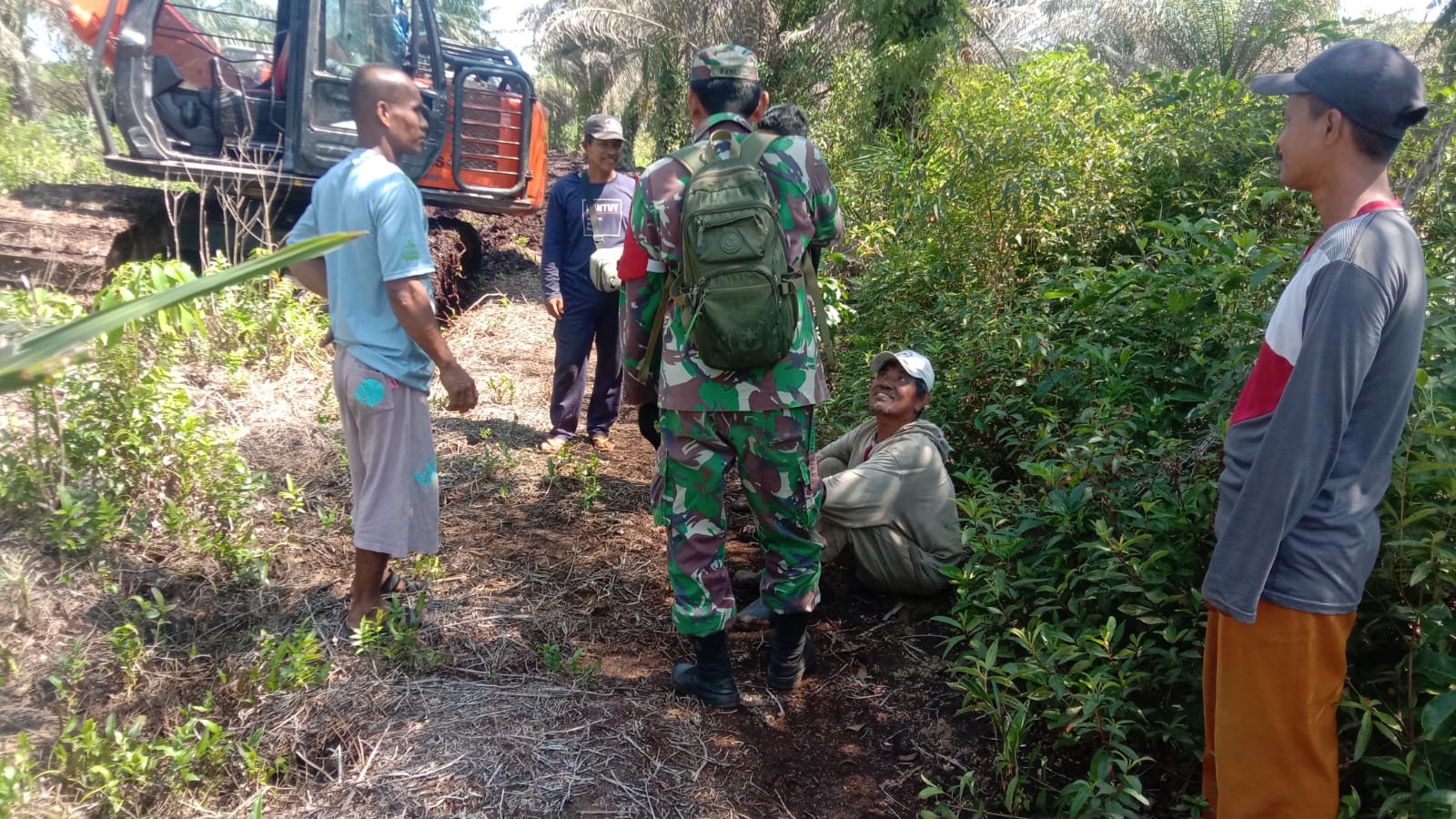 Sertu Ramli Melaksanakan Giat Patroli dan Sosialisasi Cegah Karhutla