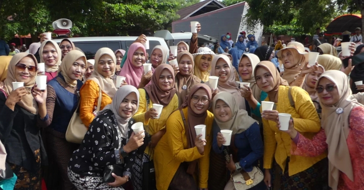 Tujuh Ribu Lebih Perempuan Berkebaya Berkumpul Memecahkan Rekor MURI Menyeduh Kopi