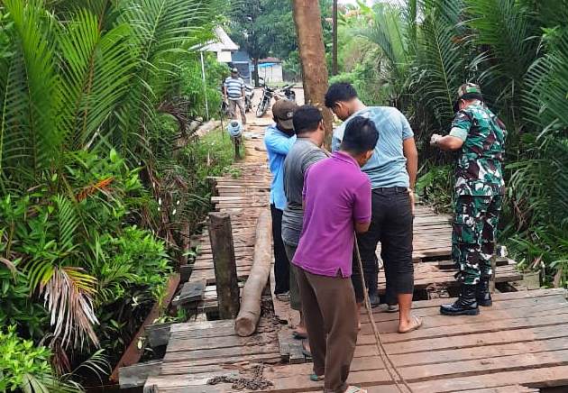 Pelda Hendrianto dan Masyarakat Ramai-ramai Perbaiki Jembatan