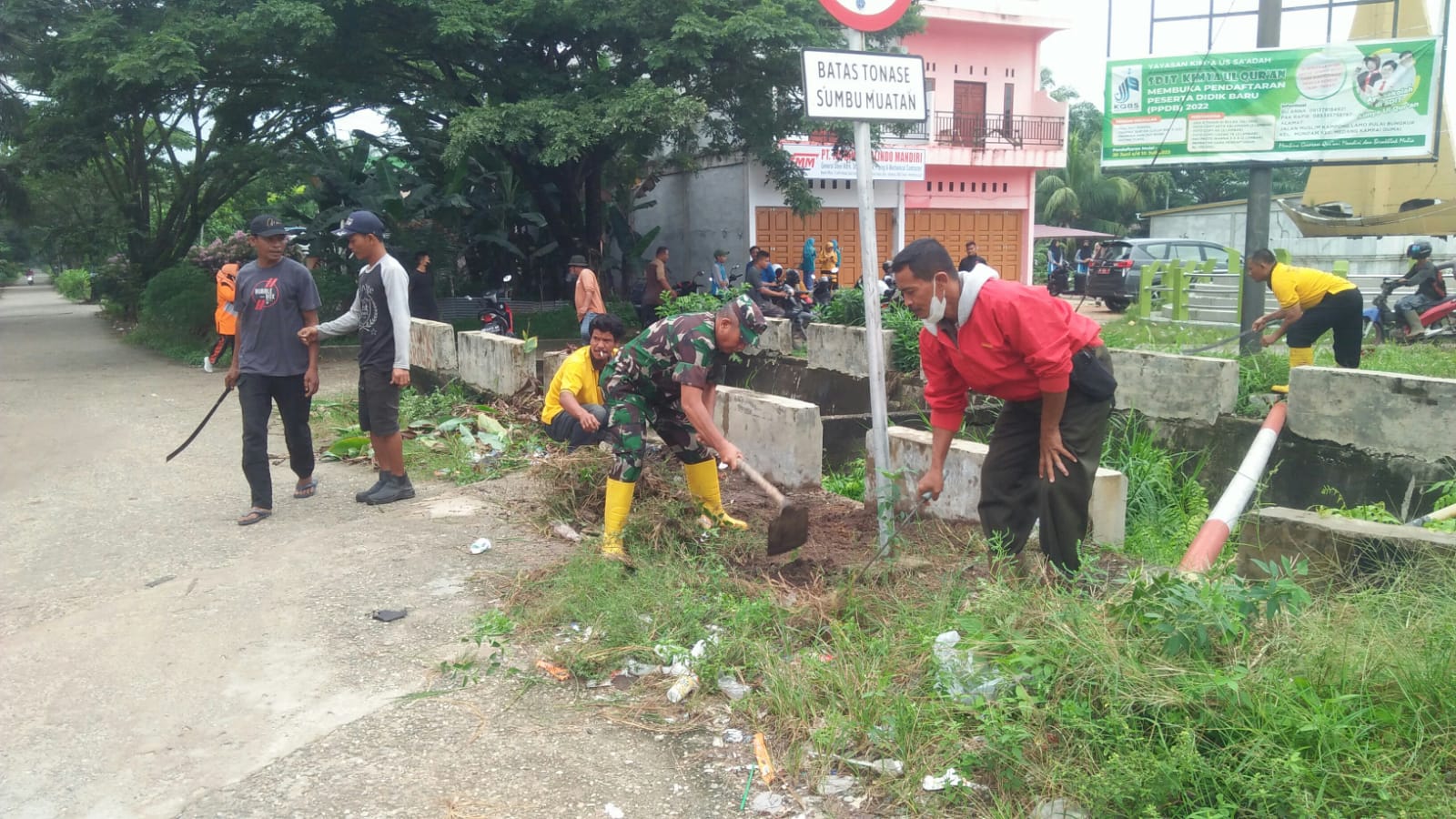 Danramil dan Masyarakat Laksanakan Program khidmat Kebersihan