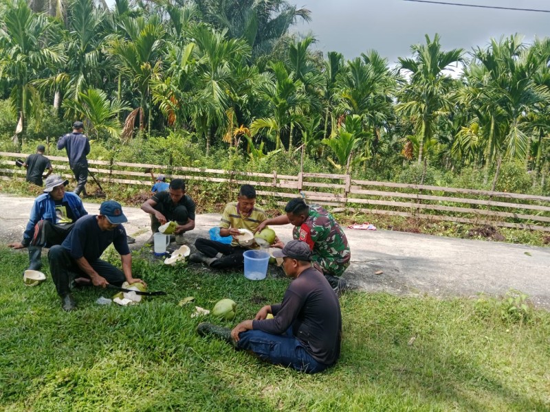 Babinsa Koramil 06/Merbau Ajak Warga Kampung Pancasila Jaga Kerukunan