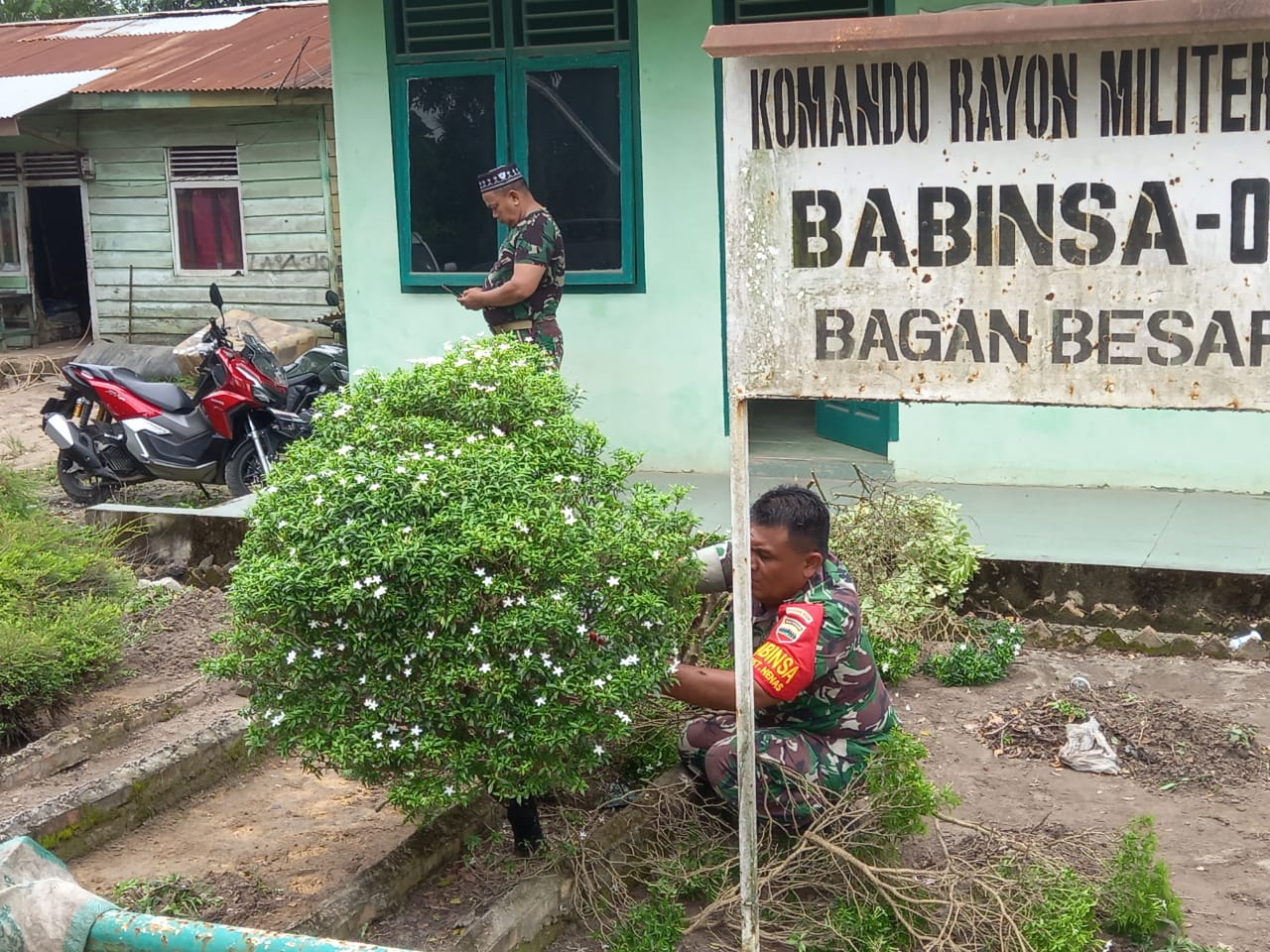 Babinsa Bersihkan Pos Dalam Rangka Tingkatkan Pelayanan