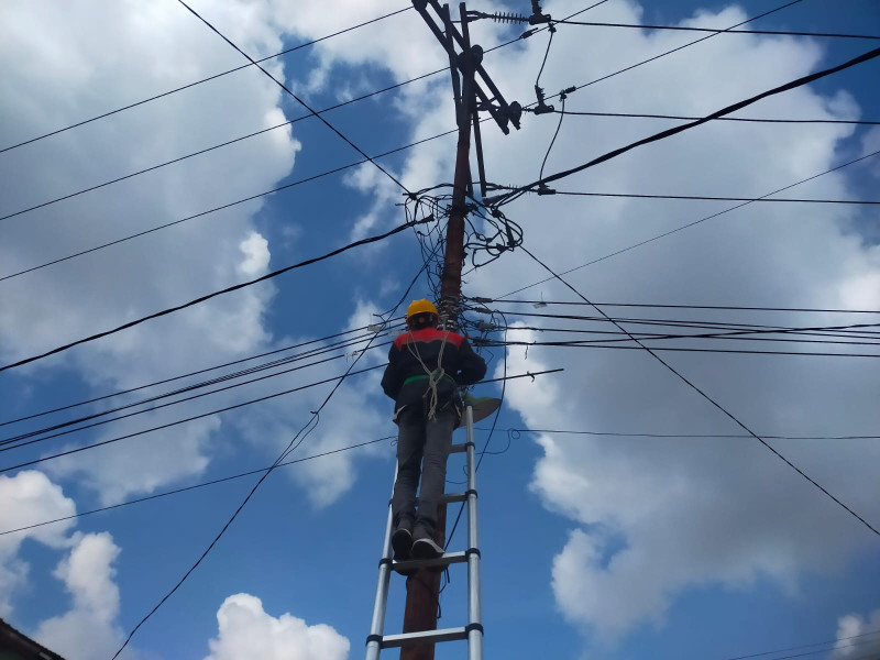 Tingkatkan Keandalan Internet, PLN Icon Plus Lakukan Langkah Preventif di Jalan Teropong Pekanbaru